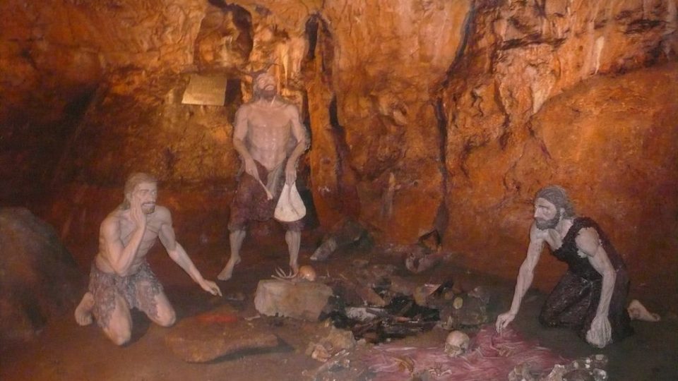 Rituální scéna ze života cromagnonských obyvatel Mladečských jeskyní před cca 30 000 lety