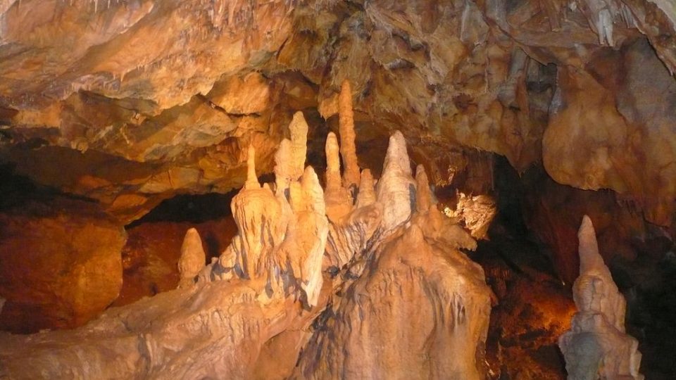 Skupina stalagmitů v Panenské jeskyni