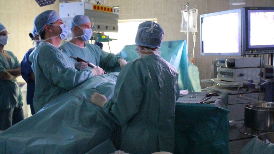 Detaily uvnitř těla dárce při laparoskopické operaci sledují chirurgové na minitoru