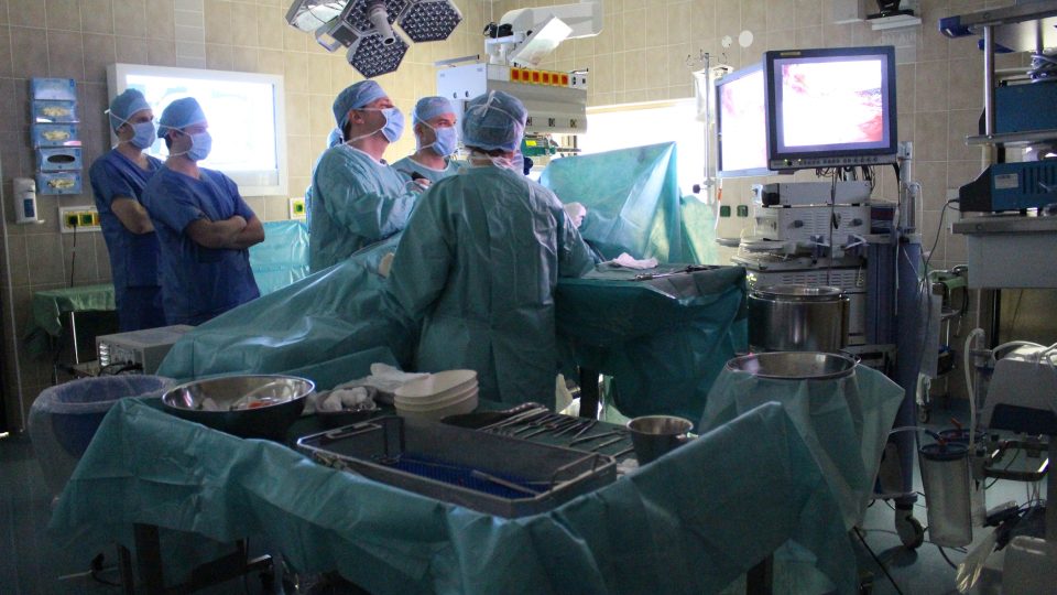 Zvětšené detaily při laparoskopické operaci sledují chirurgové na monitoru