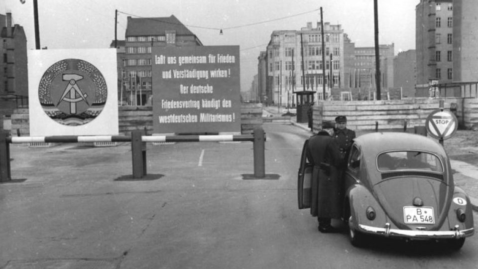 Hranice mezi dvěma Německy na ulici Friedrichstraße v Berlíně
