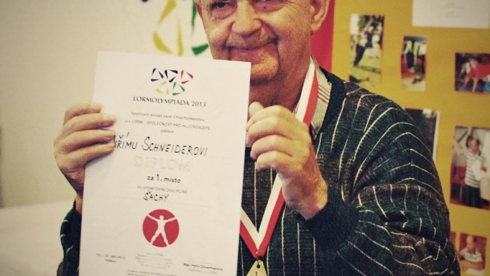 Hluchoslepý Jiří Schneider pravidelně vyhrává šachové turnaje na Lormolympiádě