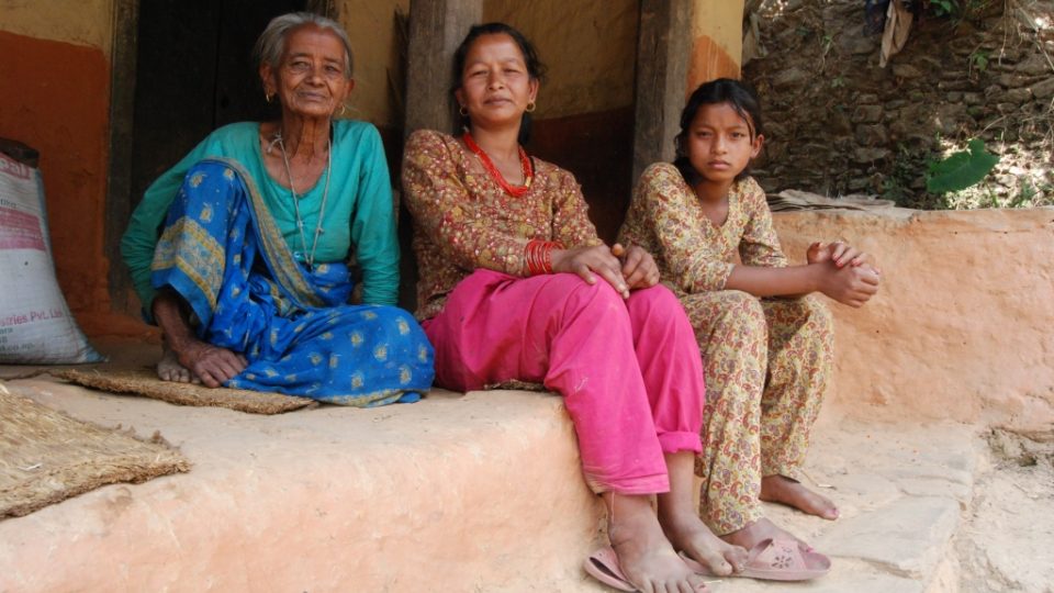 Ani rok po katastrofálním zemětřesení se Nepál z neštěstí nevzpamatoval 