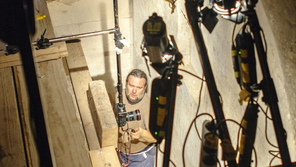 Fotograf Martin Frouz pri dokumentaci šachtového hrobu (Abúsír)