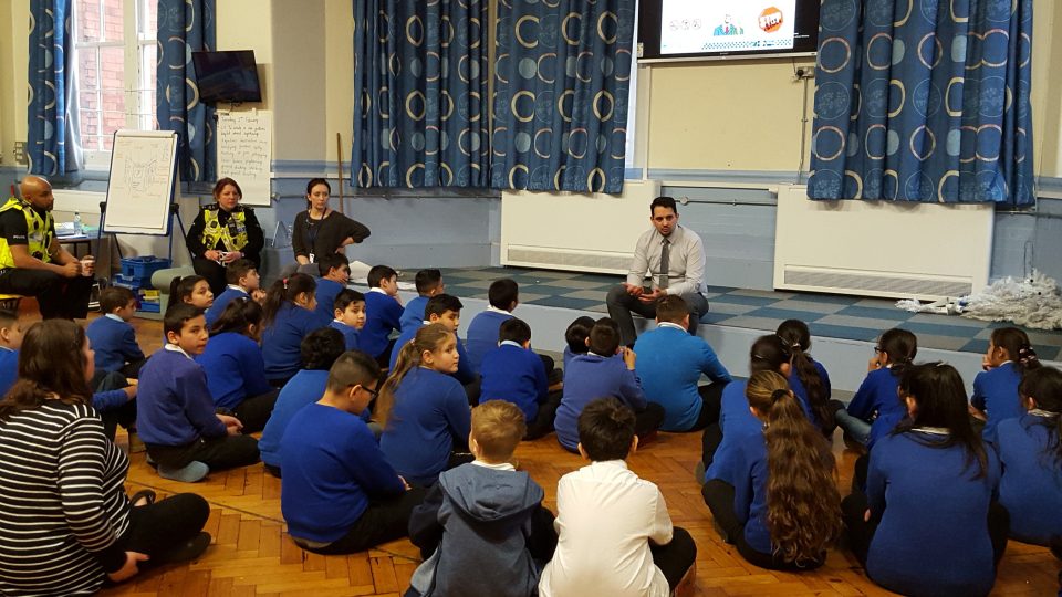 Na besedě s romskými dětimi v britské škole