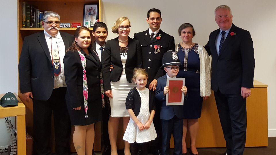 Petr Torák s rodinou a náměstkem ministra vnitra Mikem Penningem (vpravo) 29. 10. 2015 bezprostředně po udělení Řádu britského impéria