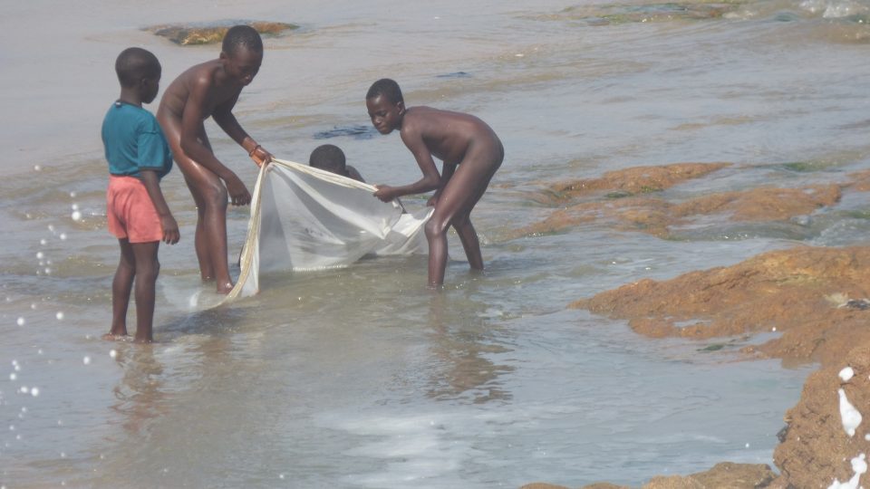 Malé děti rybaří na březích Cape Coastu