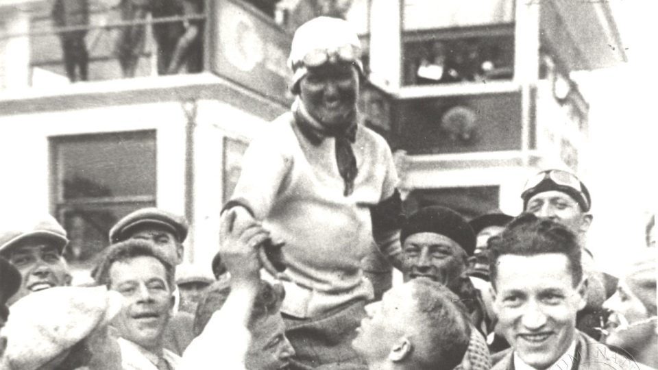 Eliška Junková na ramenou fanoušků po Velké ceně Německa na Nürburgringu, kde získala první místo (1927)