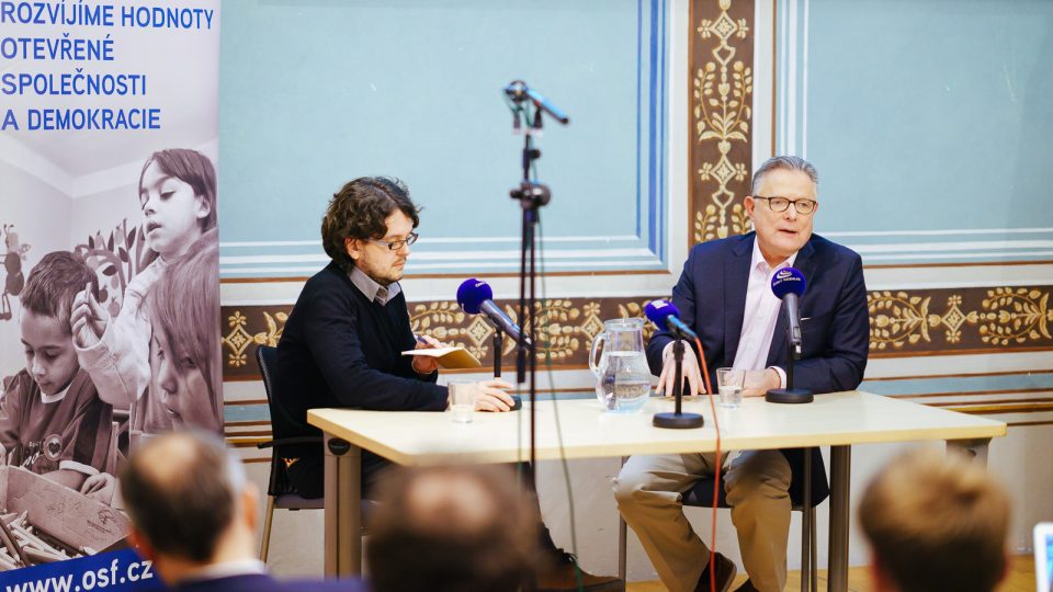 David Bordman a novinář Tomáš Lindner v Americkém centru v Praze