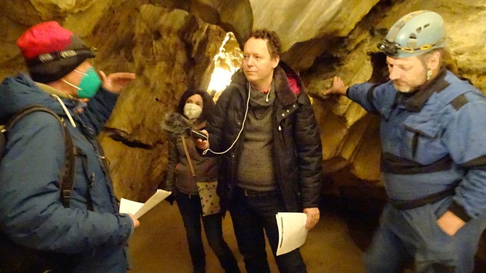 Meteor v Chýnovské jeskyni. Zleva: Jaroslav Petr, Kateřina Březinová, autor pořadu Petr Sobotka, František Krejča