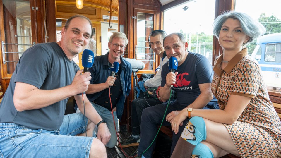 Okružní jízda historickou tramvají s Ing. Petrem Malíkem, Karolínou Hubkovou a Ondřejem Láskou. Moderuje Aleš Cibulka