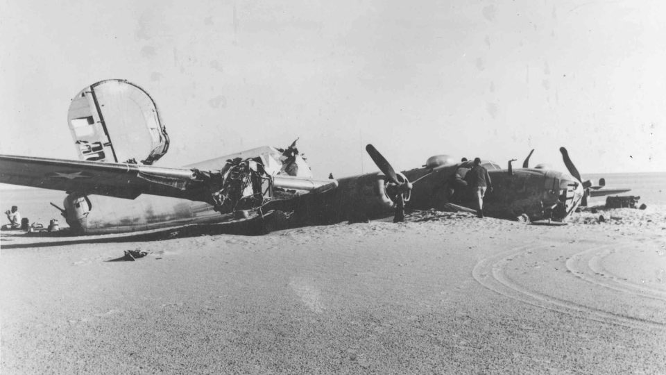 Trosky letounu B24 Lady Be Good nalezené v Libyjské poušti v roce 1958