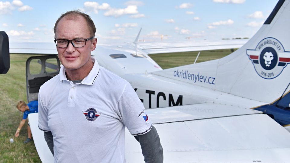 Advokát a aviatik Roman Kramařík se svým letounem, se kterým obletěl svět