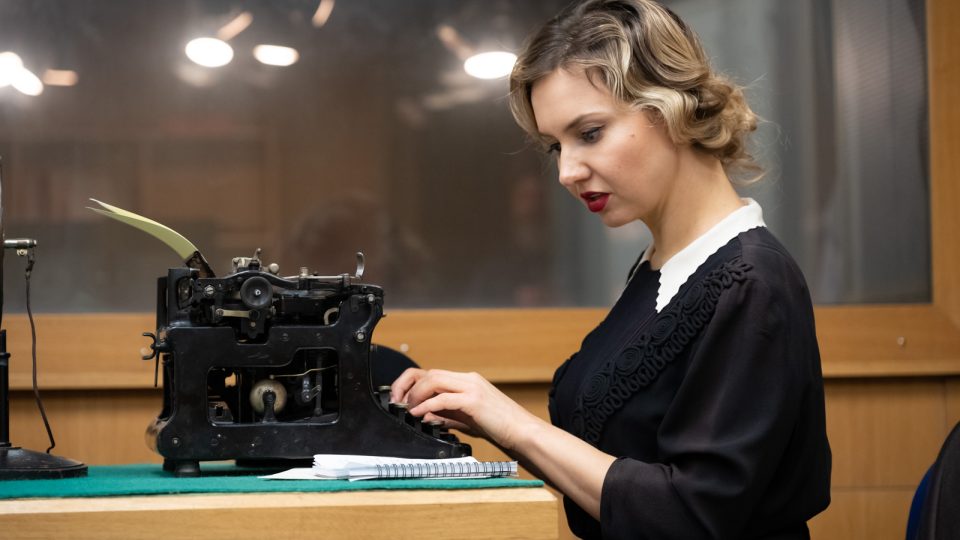 Zdeňka Trachtová u starého psacího stroje