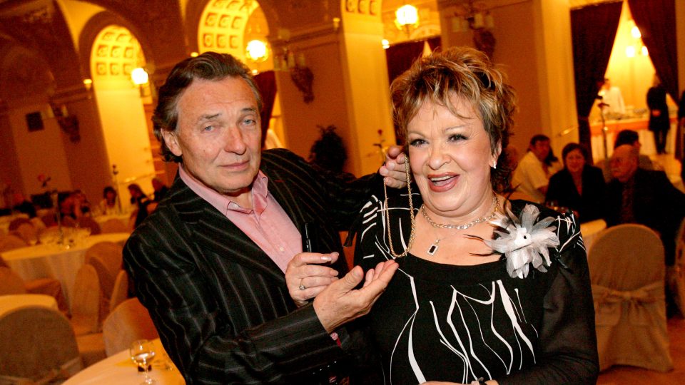Jiřina Bohdalová s Karlem Gottem na oslavě 75. narozenin