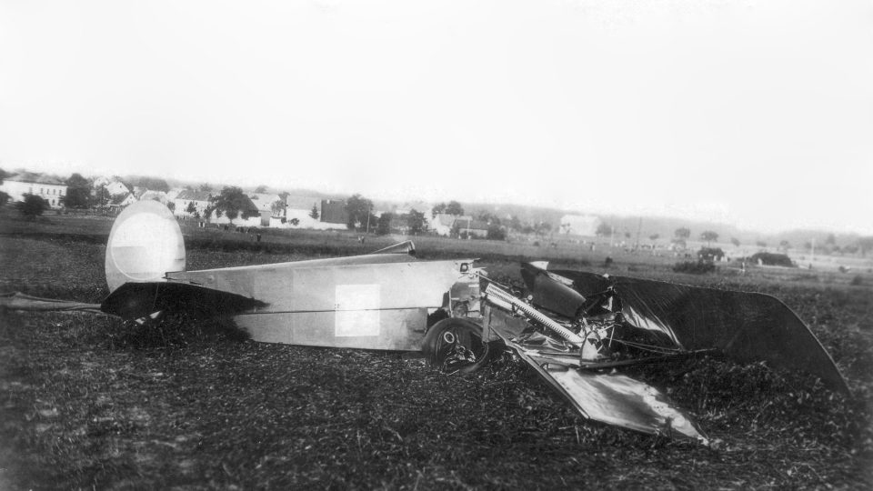 František Malkovský a jeho havarovaný letoun při osudném leteckém dnu v Karlových Varech