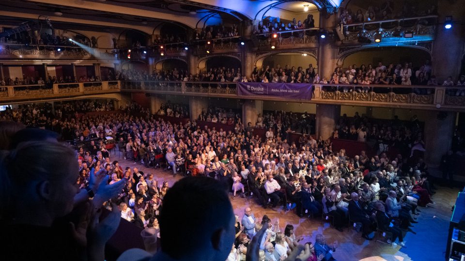 Koncert pro Jaroslava Uhlíře: Velký sál Lucerny