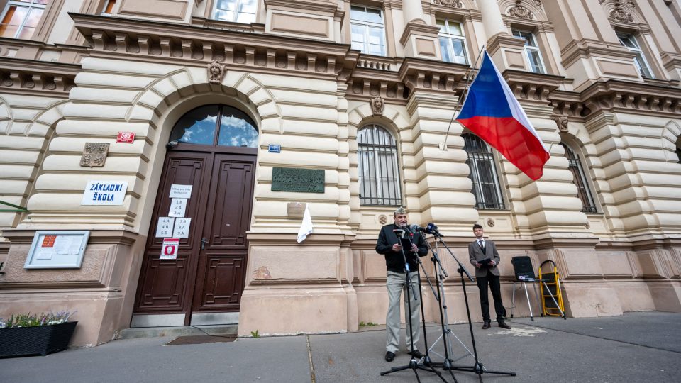 Britská ambasáda v Praze odhalila pamětní desku dvojici britských vojáků, kteří se zapojili do boje o Československý rozhlas během pražského povstání