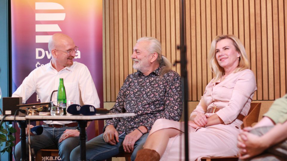 Dvojka u piana: Dracula30. Moderátor Jiří Holoubek a zpěváci Daniel Hůlka a Leona Machálková