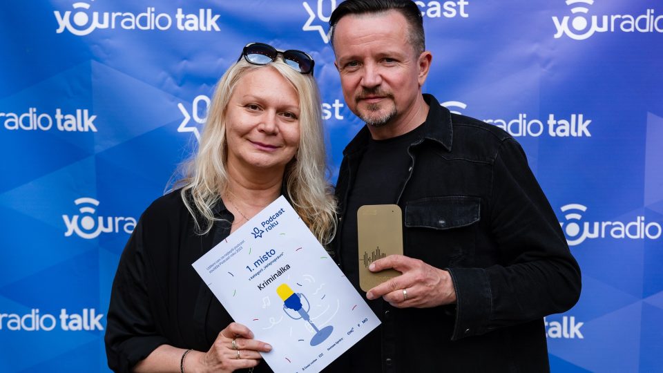 Oba spoluautoři pořadu Kriminálka Dana a Mirek Vaňurovi s cenou za 1. místo ve veřejnoprávní kategorii ankety Podcast roku