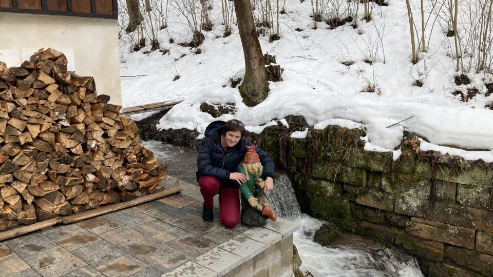 Návštěva ve sklářském ateliéru Evy Edlerové v Bolkovském údolí v Rudníku