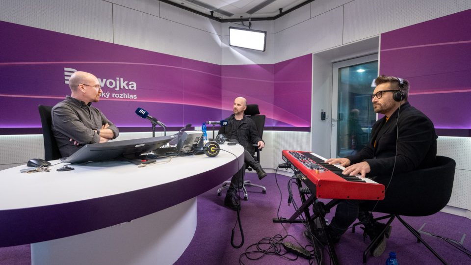 Dvojka u piana: moderátor Jiří Holoubek a Igor Timko a Zotlán Sallai ze skupiny No Name