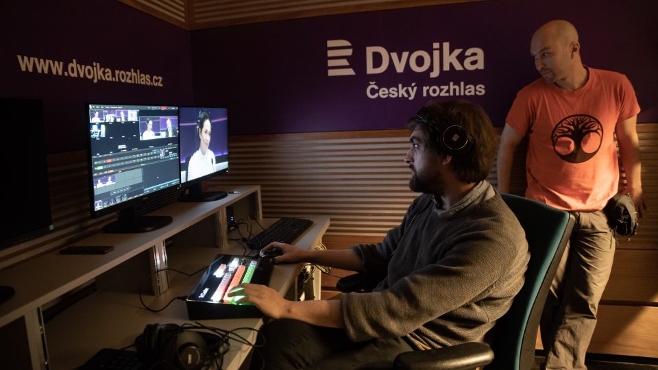 Videorežie a střižna živého vysílání z Full HD kamer. V to se proměnilo původní studio, odkud vysílali zprávaři