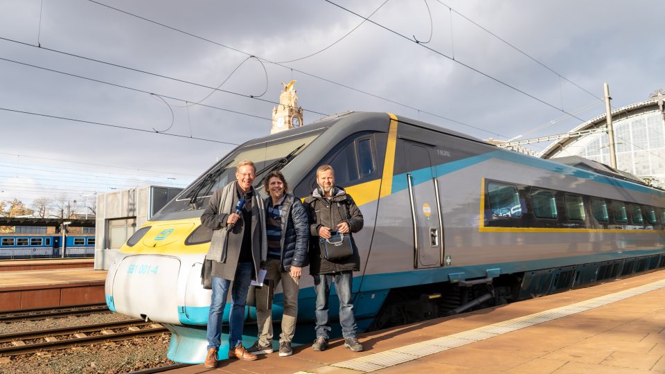 Aleš Cibulka, dramaturg Toboganu Jaroslav Pokorný a mistr zvuku František Roll před Pendolinem | foto: Ella Vejvodová, Archiv Aleše Cibulky Aleš Cibulka, dramaturg Toboganu Jaroslav Pokorný a mistr zvuku František Roll před Pendolinem