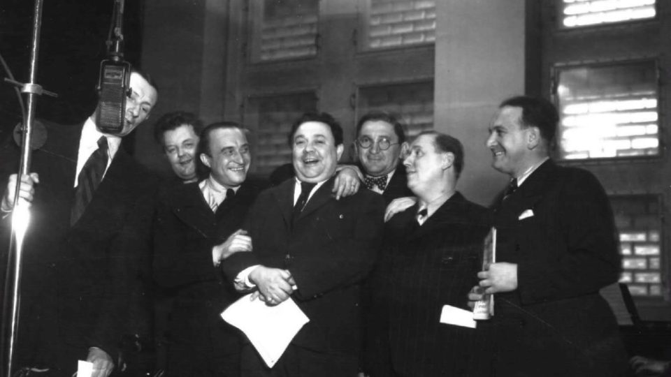 Kabaret komiků (Karel Hruška, Jára Kohout a Vlasta Burian v roce 1936).jpg