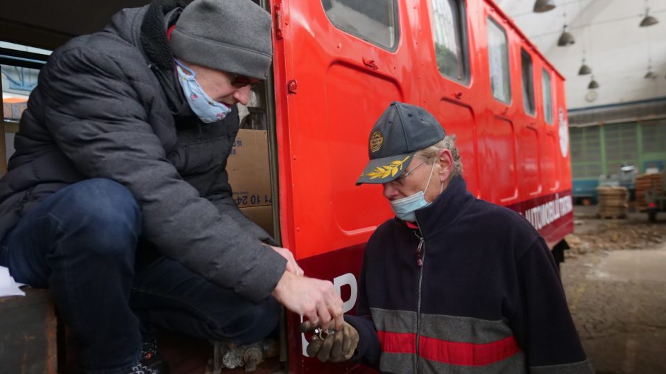 Obětaví Tatrováci při přípravě starých vozů