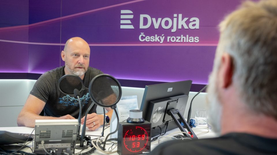 Jiří Langmajer s moderátorem Petrem Horkým ve studiu ČRo Dvojka