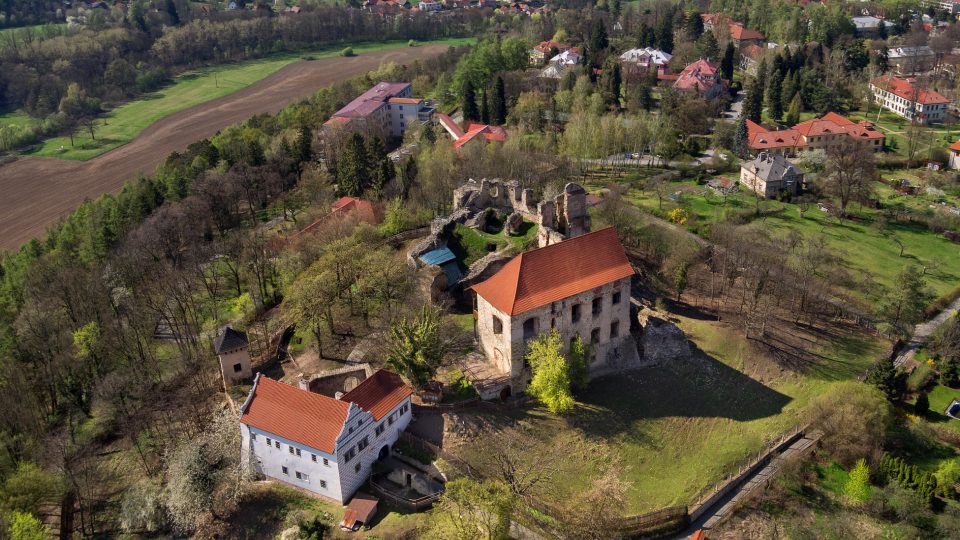 Hrad Košumber je příkladem hradu s plášťovou zdí