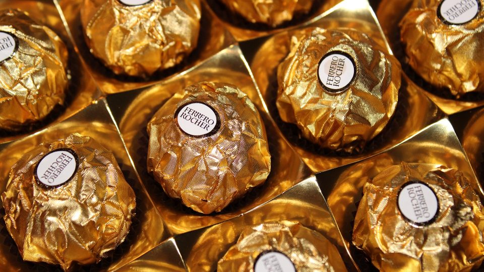 Křupavá pralinka ve zlatém obalu jako symbol firmy Ferrero