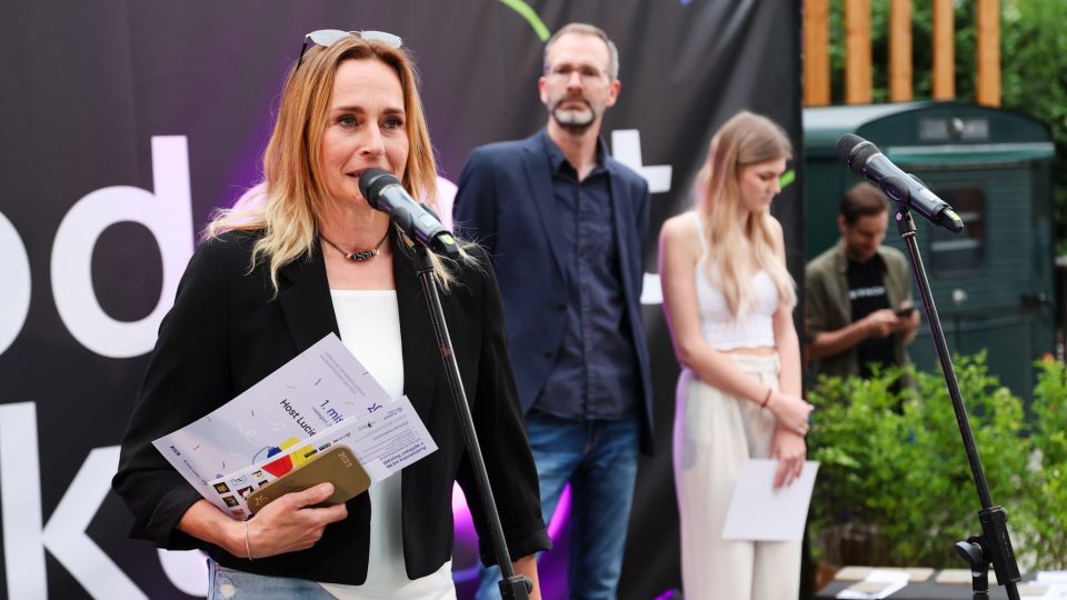 Moderátorka Lucie Výborná s cenou za 1. místo v kategorii Talk show ankety Podcast roku ankety Podcast roku