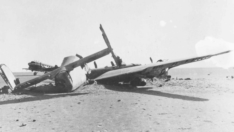 Trosky letounu B24 Lady Be Good nalezené v Libyjské poušti v roce 1958