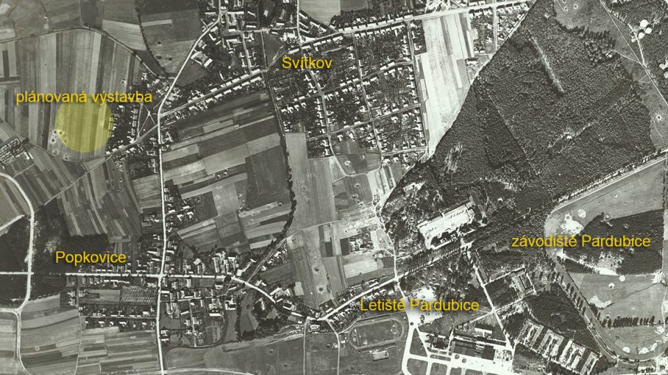 Na snímku z roku 1946 je patrné, jak se místo budoucích stavebních parcel překrývá s krátery po vybuchlých leteckých pumách