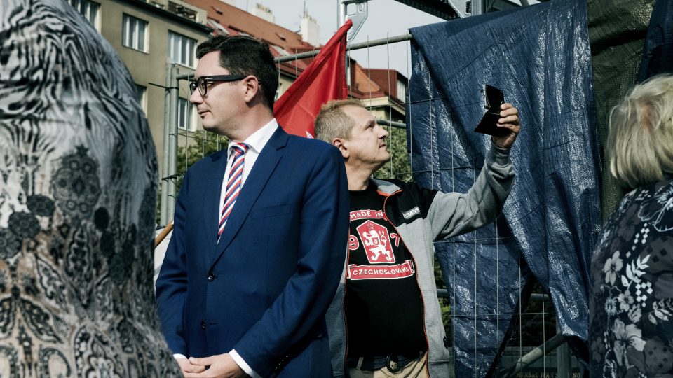 Protestní akce proti zakrytí sochy maršála Ivana Koněva se uskutečnila v Praze. Akce se zúčastnil i mluvčí prezidenta Jiří Ovčáček