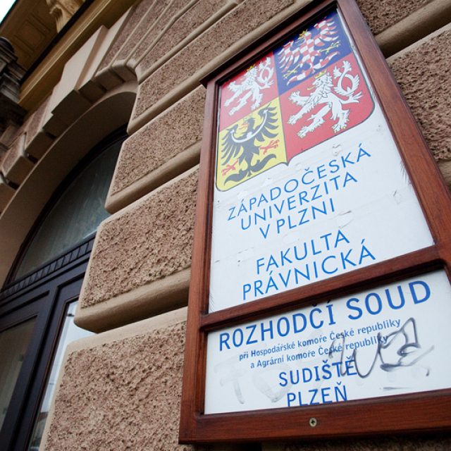 Právnická fakulta Západočeské univerzity v Plzni odstartovala aféru s tzv. turbotituly. Novela vysokoškolského zákona konečně umožní odnímat tituly získané nekalými praktikami | foto: Tomáš Adamec