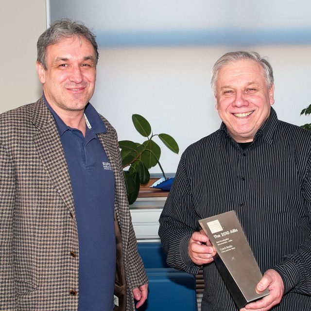 Stanislav Motl a šéfredaktor ČRo 2 Jaromír Ostrý  (předávání ceny Asociace mezinárodního vysílání v Londýně za pořad z cyklu Stopy,  fakta,  tajemství, ...) | foto: Jan Němeček,  Český rozhlas