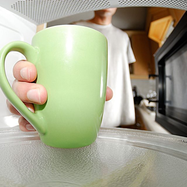 Mikrovlnky nejsou zdraví škodlivé. Pokud byste ale do ní vlezli,  odnesly by to vaše oči a u mužů pak varlata | foto: Fotobanka stock.xchng