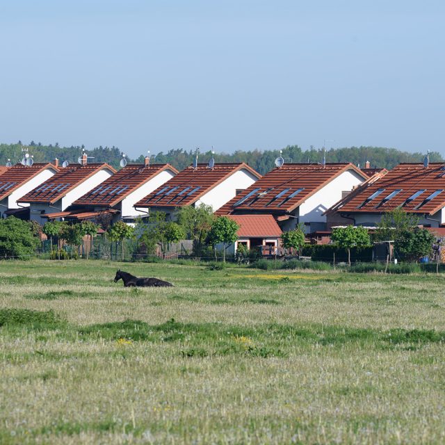 Dvojdomky v Němčicích na Pardubicku nejsou nic,  co by oku lahodilo | foto: Jan Ptáček,  Český rozhlas