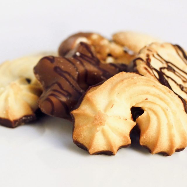 Nejjistější cestou ke kvalitnímu cukroví je vyhrnout rukáv a sám se pustit se do pečení | foto:  CC BY-NC 2.0,   ais3n