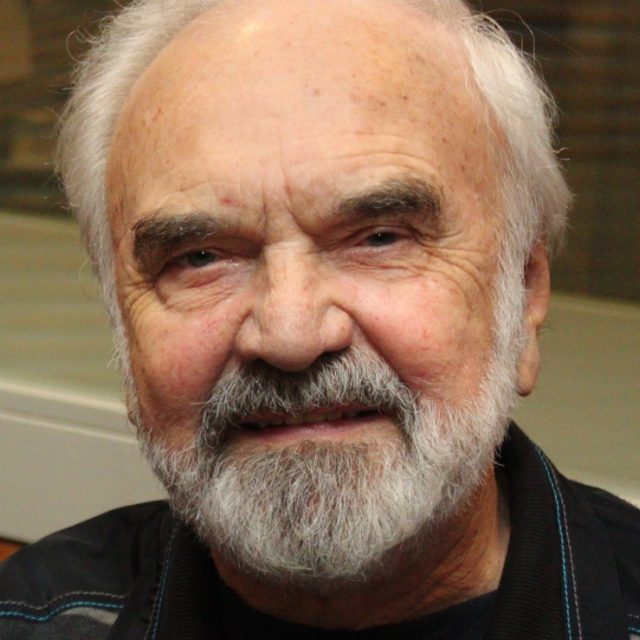 Vždycky,  když se stane něco,  co vás zamrzí,  tak je v tom i něco dobrého,  říká Zdeněk Svěrák. „Obecnou školu jsem připravoval pro Víta Olmera. On od toho odstoupil. Na Barrandově pak oslovili mého syna Honzu.“ A byla z toho nominace na Oskara | foto: Adam Kebrt,  Český rozhlas