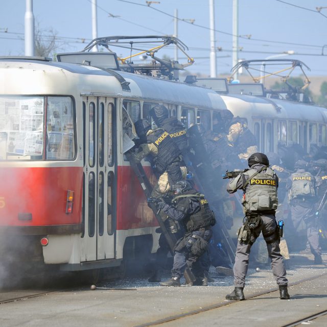 Belgie ve středu uctila oběti úterních bruselských útoků minutou ticha. Takový Izrael se už musel přizpůsobit. Tam se stává,  že někdo na ulici odpálí bombu,  hodí výbušninu do autobusu plného dětí a asi nemusím pokračovat,  víme to všichni,  říká psychiatr | foto: Martin Svozílek