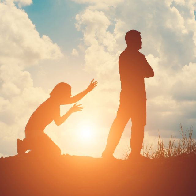 Pokud zase odcházíte ze vztahu jen s igelitkou,  snad vám dojde,  že jste někde udělali chybu. Stejně jako když se vdáváte a víte,  že váš nový partner je zase alkoholik | foto:  Freepik,   @jcomp