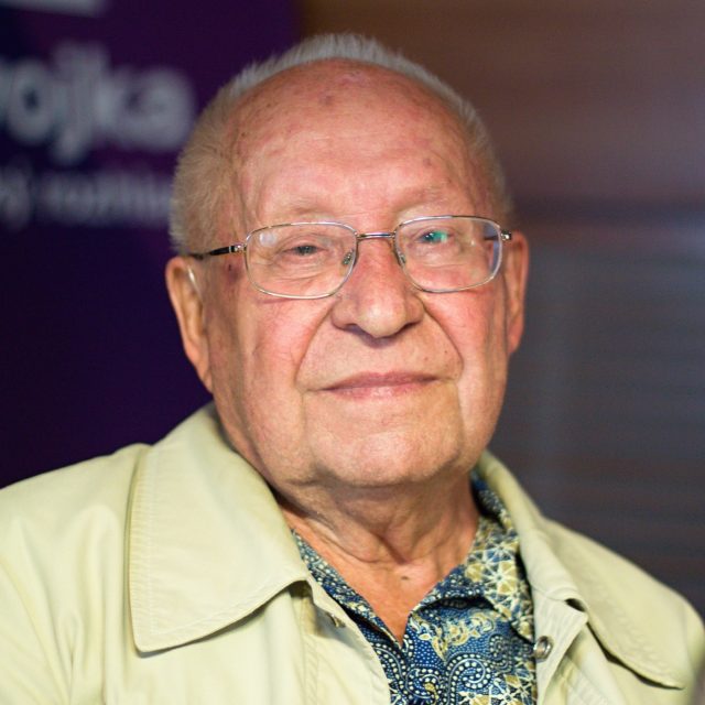 Po zemětřesení v roce 1976 se Václav Cílek vydal na dno kráteru Kilimandžára. „Vzal jsem sebou vodu,  přístroje,  20 nosičů. Jeden kráter je stále dřímající vulkán,  druhý je už mrtvý. Mám fotografie,  jak tam ledovec taje.“ | foto: Adam Kebrt,  Český rozhlas