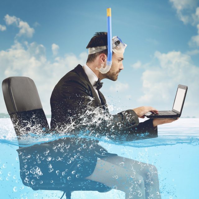 Zpravodajka Kateřina Šafaříková: Europoslanci se do debat připojují z jachet nebo restaurací. Proto tlumočníci stávkují | foto: Shutterstock