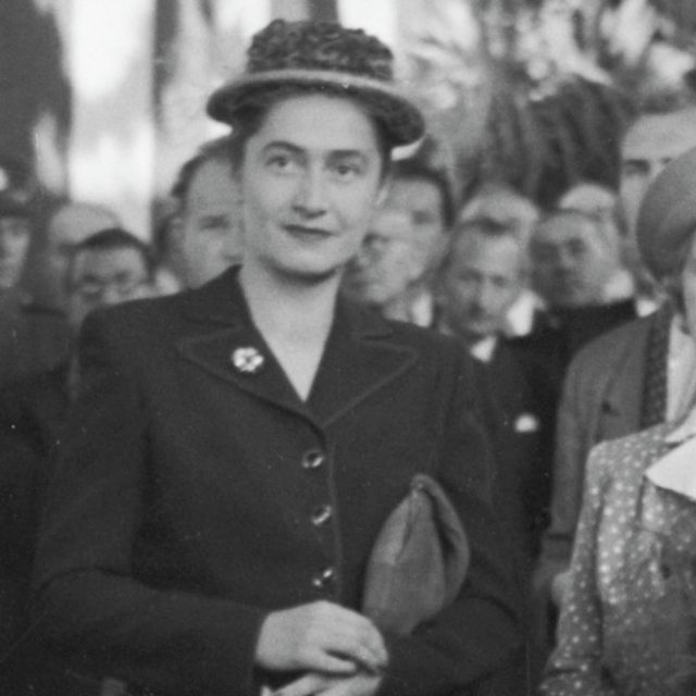 Manželka poverenika Gustáva Husáka Hana Lokvencová-Husáková  (vlevo) a Hana Benešová při uvítání prezidenta Beneše v Bratislavě  (září 1947) | foto: Jiří Rublič,  ČTK