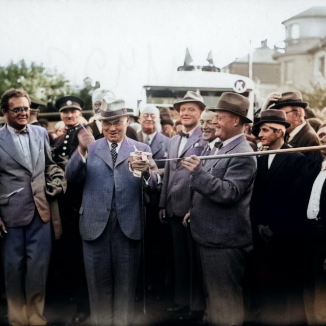 Zahájení trolejbusové dopravy v Praze 28. srpna 1936: primátor Prahy Karel Baxa zahajuje dopravu  (digitálně kolorováno) | foto: ČTK