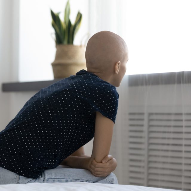 rakovina,  onemocnění,  dívka s rakovinou,  bez vlasů | foto: Shutterstock